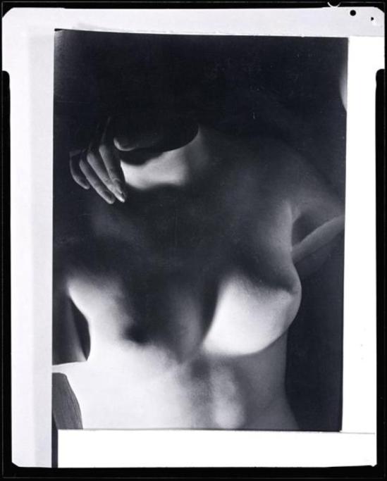 man-ray-reproduction-de-la-photographie-dun-torse-avec-une-main-de-femme-vers-1945-man-ray-trust