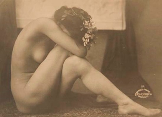 frantisek-drtikol-side-view-of-nude-seated-on-floor-1910-via-mocp