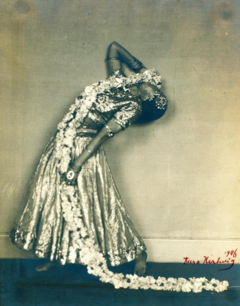 aura-hartwig-ruth-st-denis-in-radha-1906-via-nypl