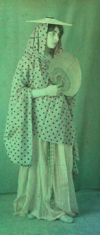 Charles Adrien (1866-1930). Etude de costume en studio. Autochrome ®SFP