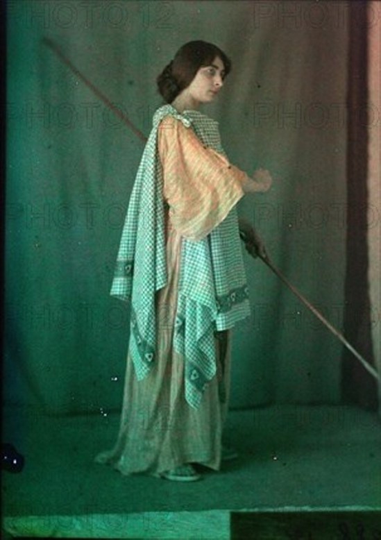 Charles Adrien. Femme vêtue à l'antique. Autochrome ®SFP