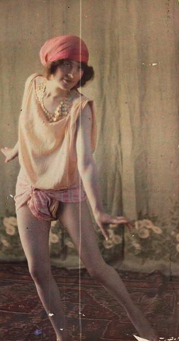 Charles Adrien1 (1866-1930). Etude de costume en studio. Autochrome ®SFP