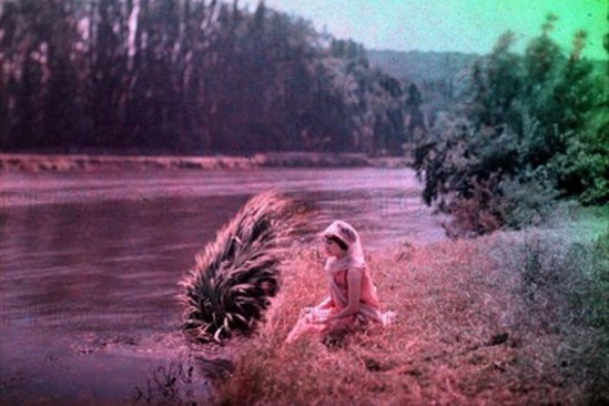 Comte de Dalmas. Femme au bord de la rivière. Autochrome ®SFP