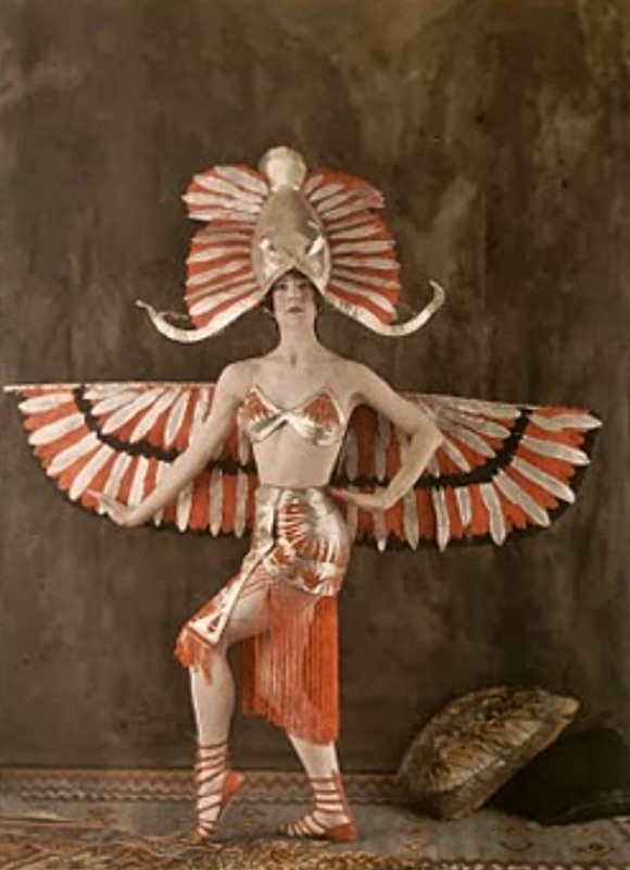 Déguisement féminin du Dieu égyptien Horus vers 1921. Salon du goût français. Autochrome. Via deepspacedaguerreotype