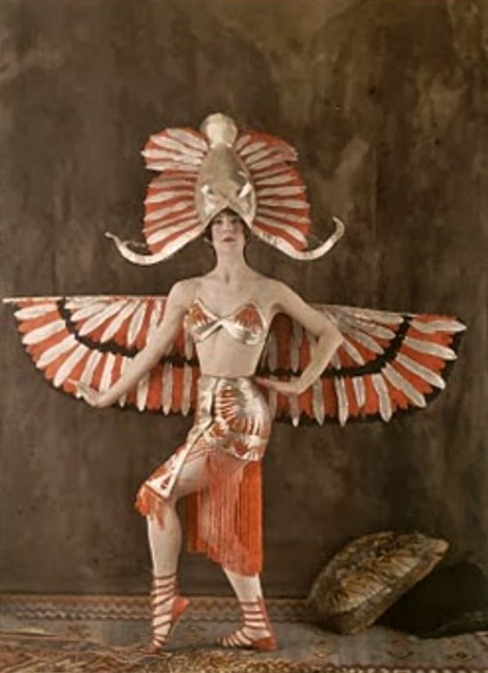 Déguisement féminin du Dieu égyptien Horus vers 1921. Salon du goût français. Autochrome. Via deepspacedaguerreotype