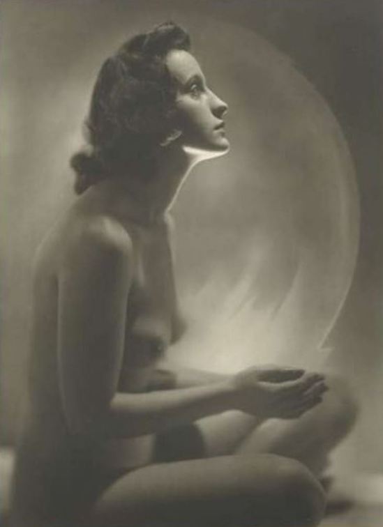 Jacob Merkelbach. Naakte zittende wrouw met de handen opgehouden naar een wit ingeschilderde cirkel licht 1925-1945