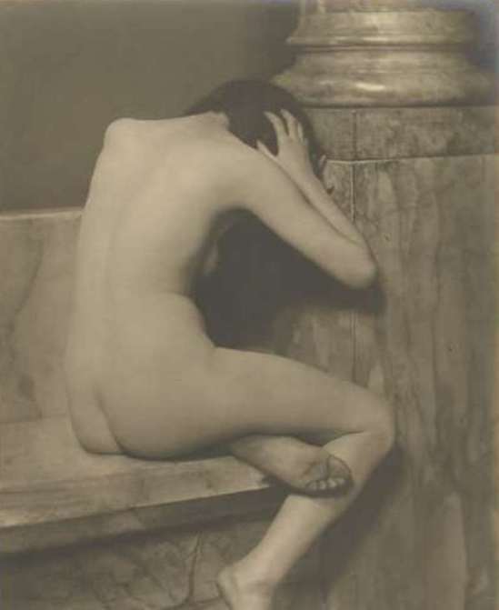 Jacob Merkelbach. Porrtret van Mies Rosenboom-Merkelbach als zittend naakt 1925-1940. Viarijksmuseum