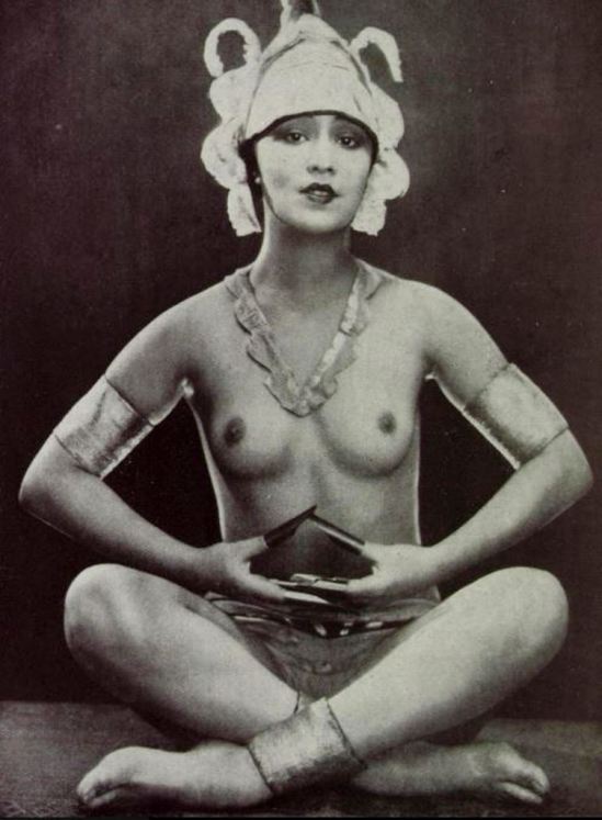 Laszlo Willinger. The dancer and actress Lea Niako. Via laloupe