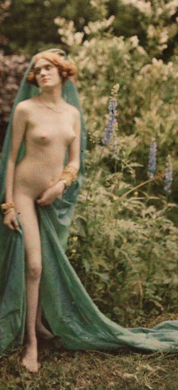 Paul Bergon. Femme nue dans un jardin entre 1907 et 1912. Autochrome ®SFP