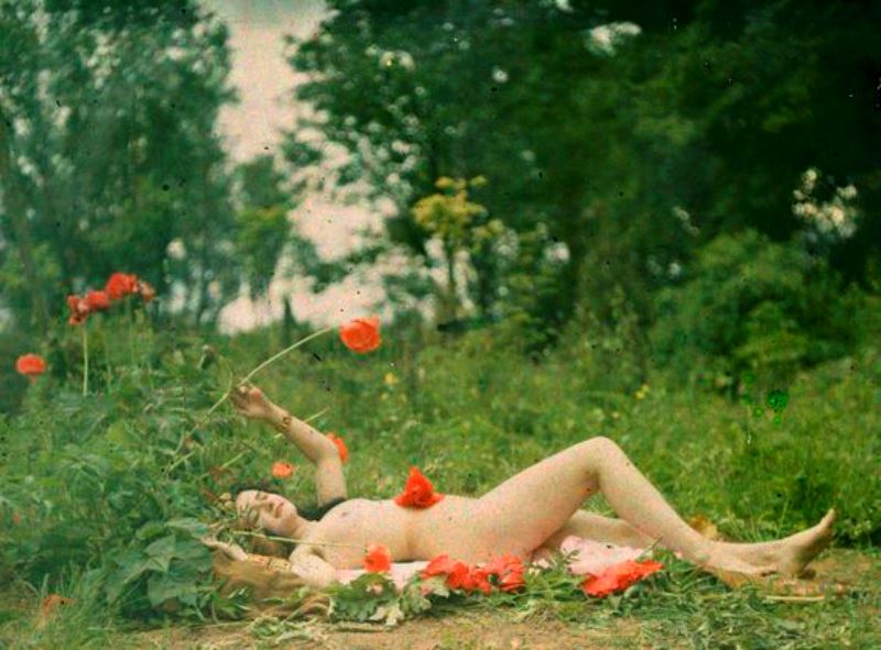Paul Bergon. Femme nue dans un pré 1907. Autochrome ®SFP