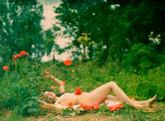 Paul Bergon. Femme nue dans un pré 1907. Autochrome ®SFP