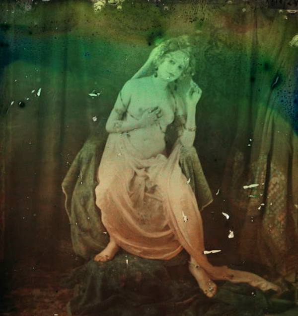 Paul Bergon. Femme posant les seins nus entre 1907 et 1912. Autochrome ®SFP