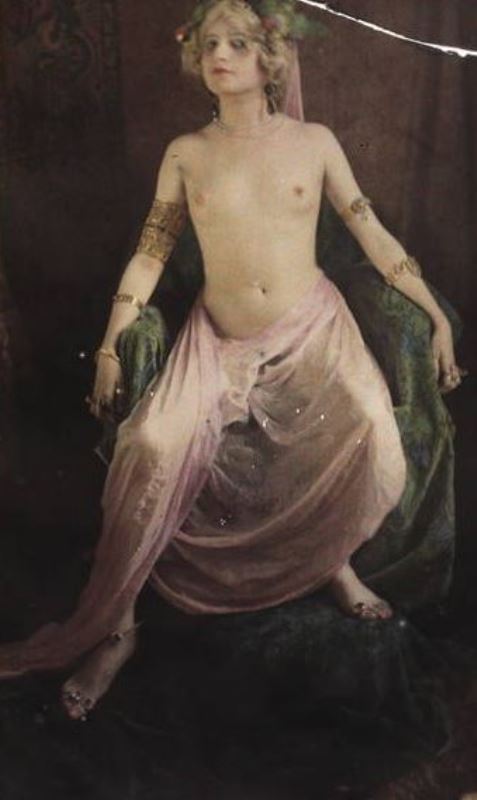 Paul Bergon. Femme posant torse nu entre 1907 et 1912. Autochrome ®SFP