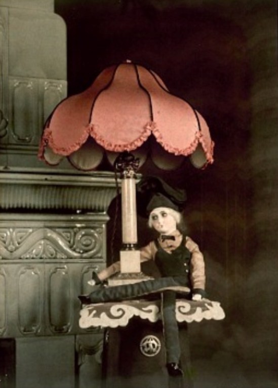 Photographe anonyme. Doll and table lamp 1910. Autochrome. Via europeanautochrome