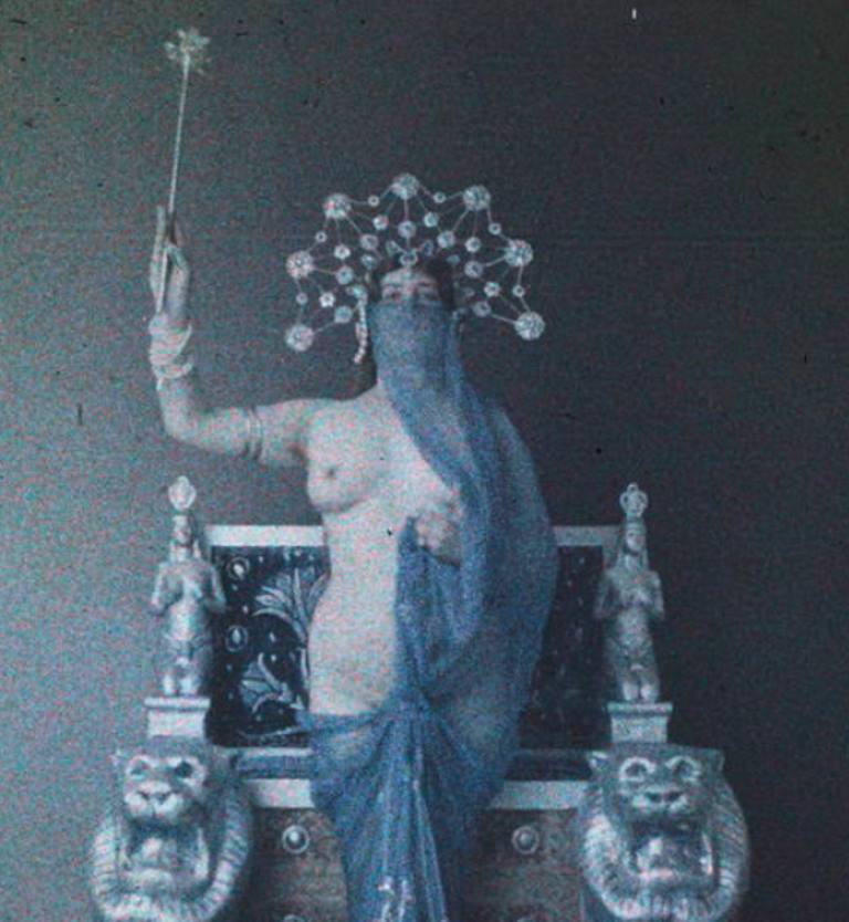 Photographe anonyme. Femme nue dans un décor aztèque 1910. Autochrome ®SFP