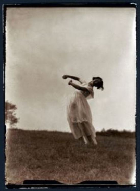 Photographe anonyme. Girl dancing 1924. Via getty