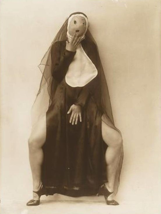Photographe anonyme. Maria Ciberovic, tanzpose im nonnenkleid mit maske ®theatermuseum, Wien