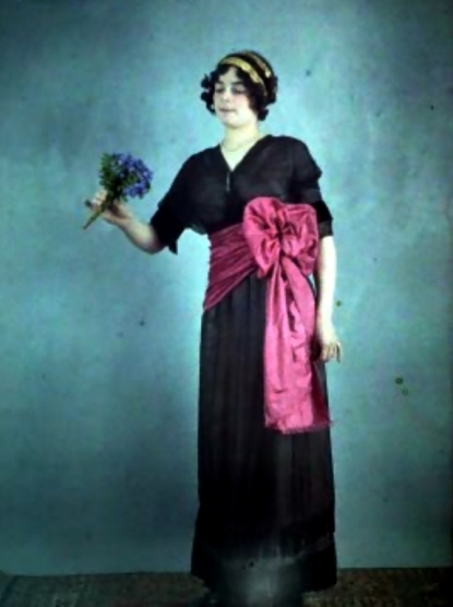 Photographe anonyme. Mode féminine. Autochrome ®SFP
