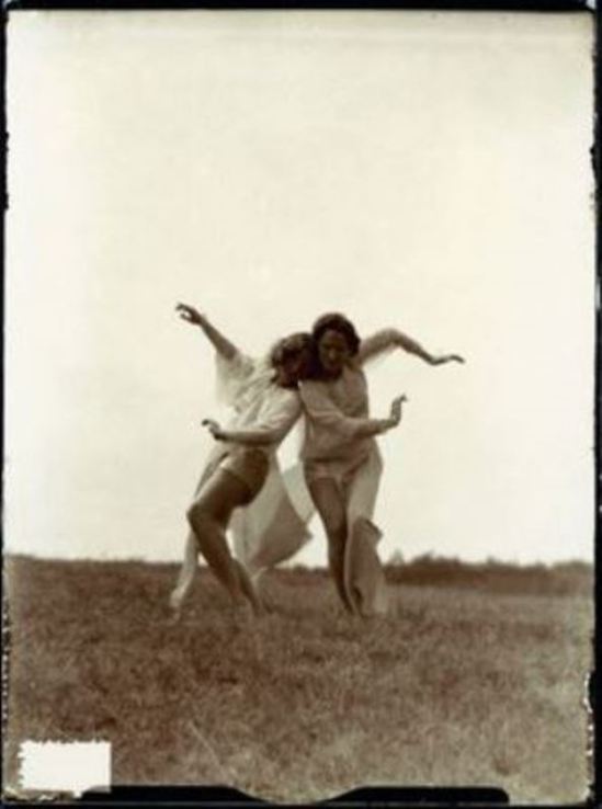 Photographe anonyme. Two girls dancing 1924. Via getty