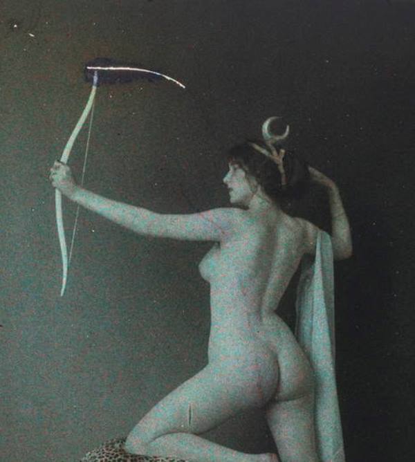 Photographe anonyme1. Femme posant nue avec un arc 1911. Autochrome ®SFP