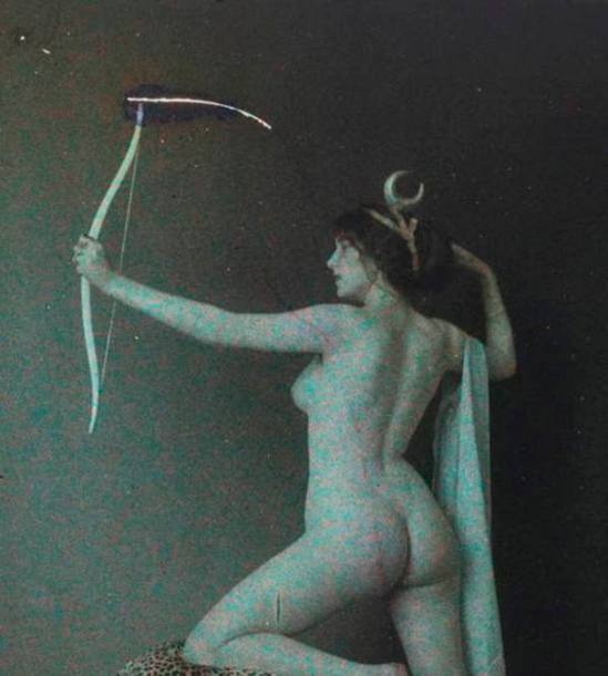 Photographe anonyme1. Femme posant nue avec un arc 1911. Autochrome ®SFP