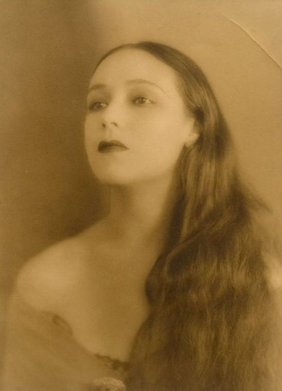 Portrait of the actress Dolores del Rio3. Via fanpix