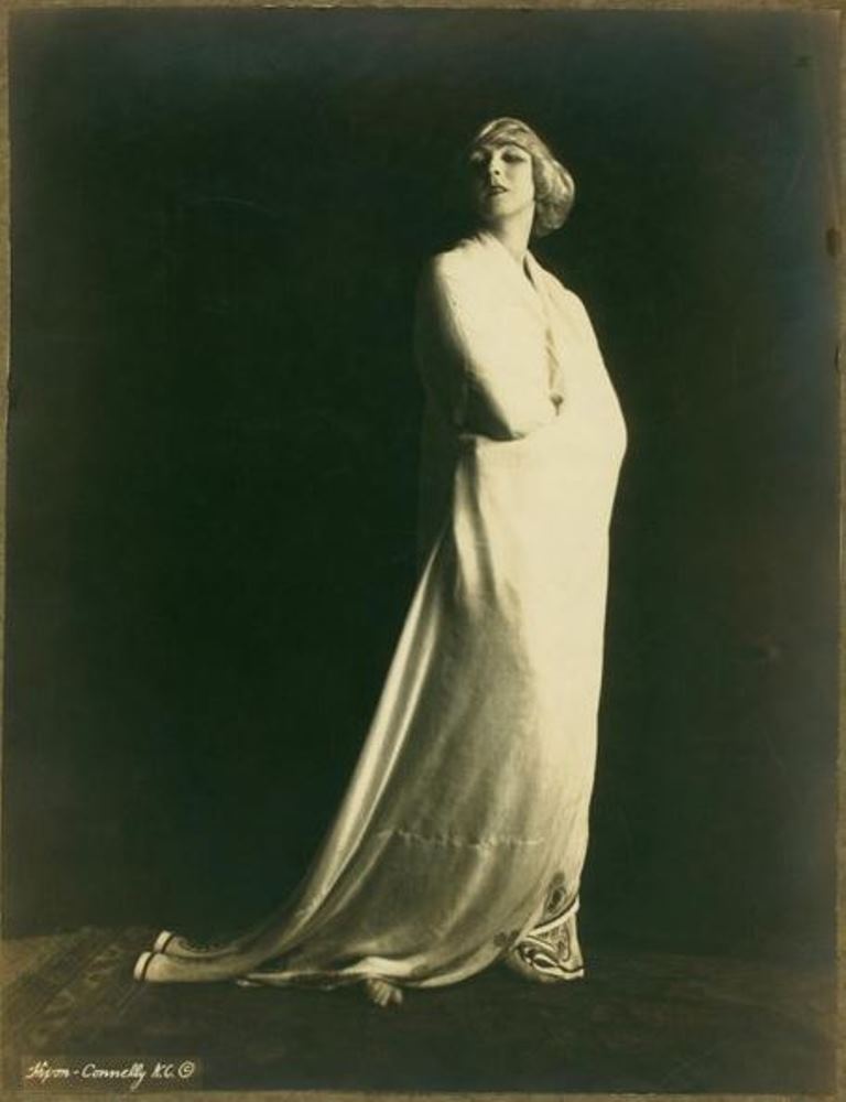 Studio Hixon-Connelly. Ruth St Denis 1918 Via historicalzg