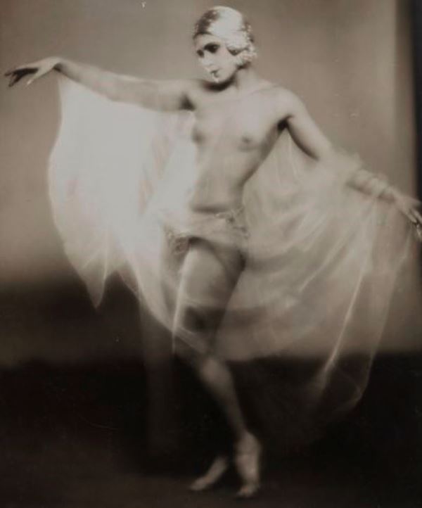 Studio Lorelle. Danseuse réaliste 1920. Via aderauction