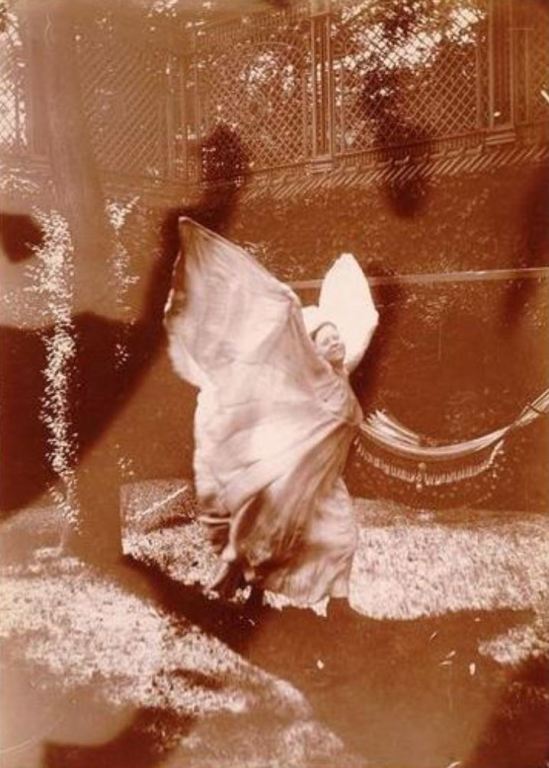 Gabriel Loppé. Loïe Fuller s'élançant les deux bras levés vers 1900 ®RMN